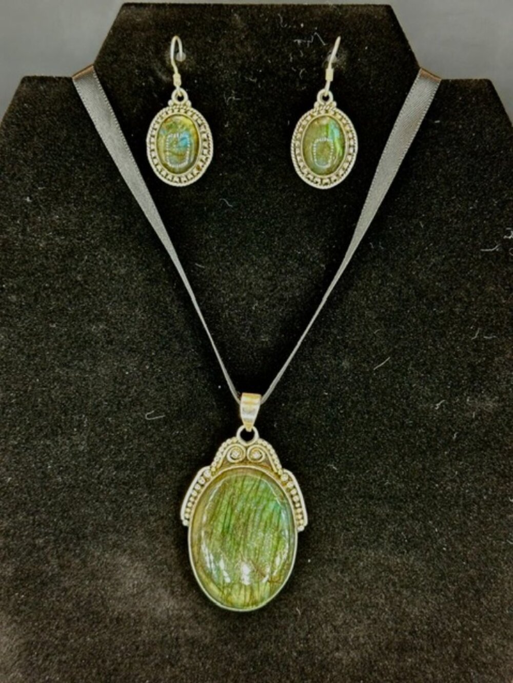 Labradorite cabochon Pendant with matching earrings